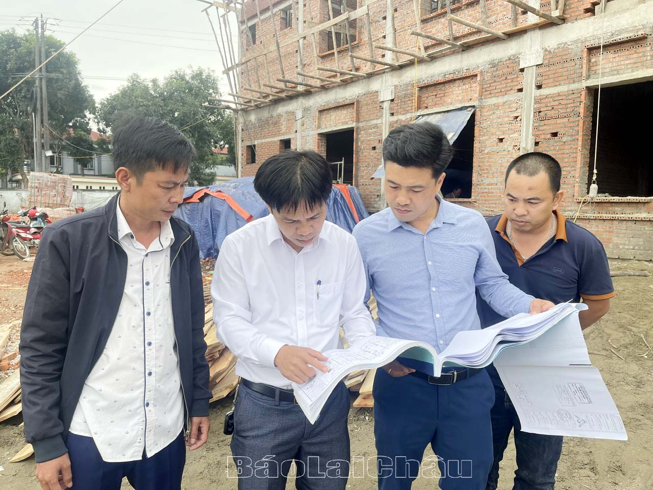 Lãnh đạo Ban Quản lý dự án đầu tư xây dựng các công trình dân dụng và công nghiệp tỉnh cùng cán bộ kỹ thuật, giám sát và đại diện đơn vị trao đổi tiến độ thi công công trình Trung tâm y tế huyện Tam Đường.